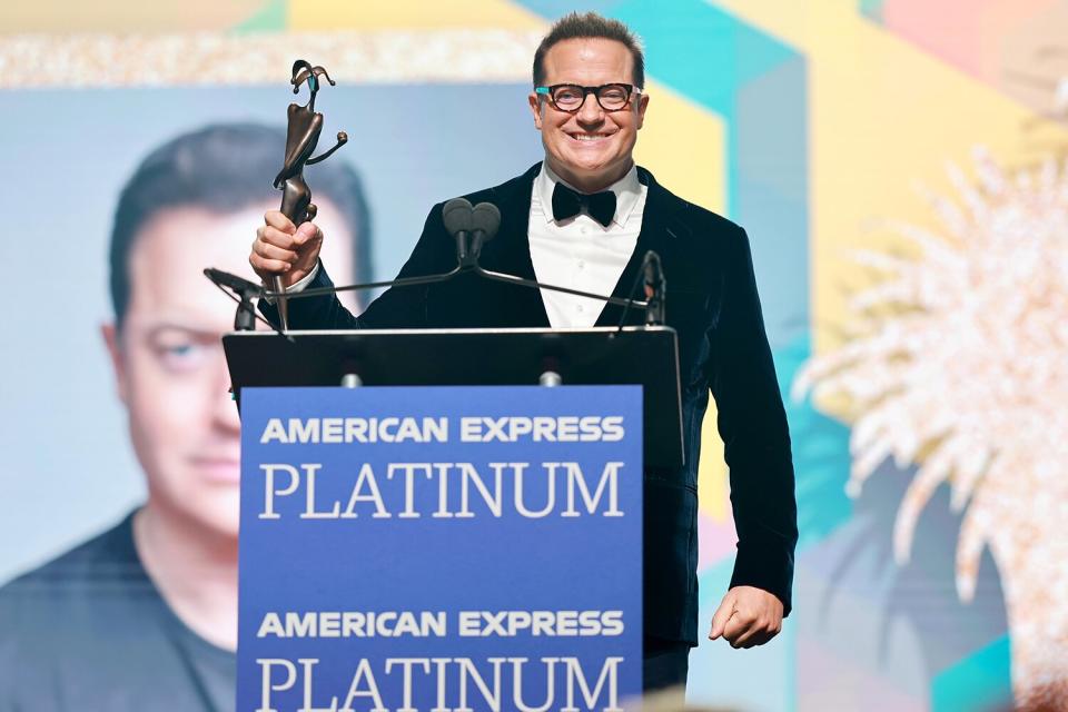 Brendan Fraser accetta lo Spotlight Award sul palco durante la 34a edizione dei Palm Springs International Film Awards al Palm Springs Convention Center il 5 gennaio 2023 a Palm Springs, in California.