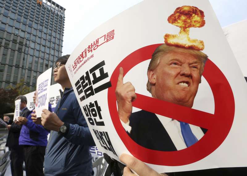 美國總統川普11月3日至14日出訪亞洲，反對川普的南韓民眾舉牌抗議。（美聯社）