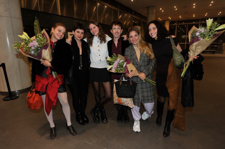 El equipo completo de Al borde del mundo luego de una nueva función en el Centro Cultural San Martín