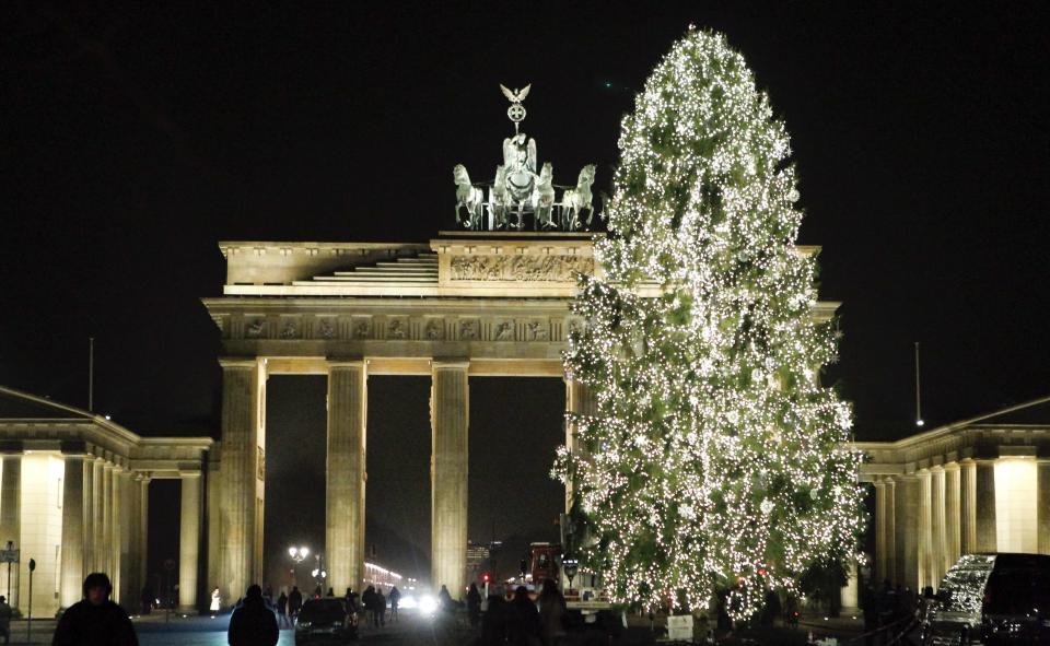 Vista general del árbol de Navidad en la Puerta de Brandenburgo, en Berlín, Alemania. REUTERS/Fabrizio Bensch