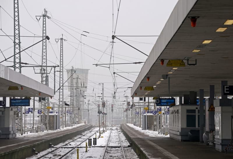 The platforms at Altona station are empty after German Train Drivers' Union (GDL) has called for a strike to protest the current wage dispute with Deutsche Bahn and other companies from the middle of the week. Marcus Brandt/dpa