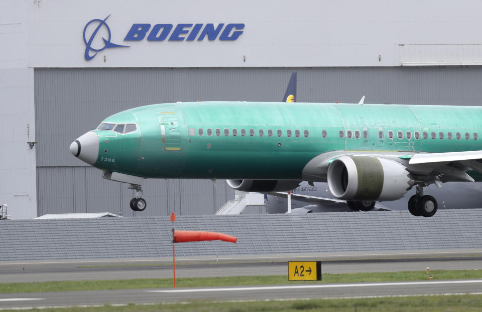 ARQUIVO - Nesta foto de arquivo de 10 de abril de 2019, um Boeing 737 MAX 8 pousa após um vôo de teste no Boeing Field em Seattle.  Em um relatório divulgado na quinta-feira, 7 de março de 2023, investigadores federais confirmaram o relato de pilotos que disseram que os controles do leme de seu avião Boeing Max falharam durante o pouso no mês passado.  (Foto AP / Ted S. Warren, Arquivo)