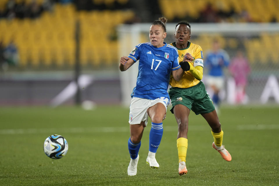 Italy's Lisa Boattin fights for the ball against South Africa's Thembi Kgatlana during the Women's World Cup Group G soccer match between South Africa and Italy in Wellington, New Zealand, Wednesday, Aug. 2, 2023. (AP Photo/Alessandra Tarantino)