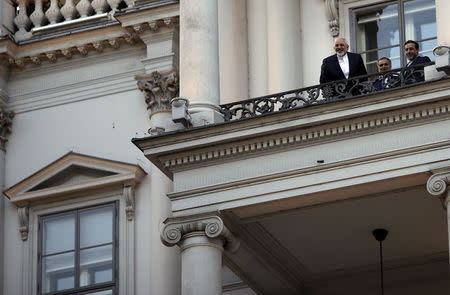 Iranian Foreign Minister Mohammad Javad Zarif (L) talks to journalist from a balcony of the Palais Coburg hotel where the Iran nuclear talks meetings are being held in Vienna, Austria July 9, 2015. REUTERS/Carlos Barria