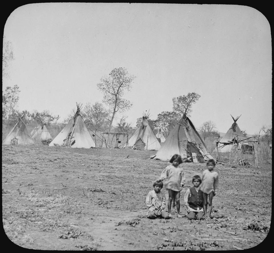 Niños en una aldea Wichita en Oklahoma en 1904. Sus ancestros habrían fundado y habitado la gran ciudad de Etzanoa unos 300 años antes. (Wikimedia)