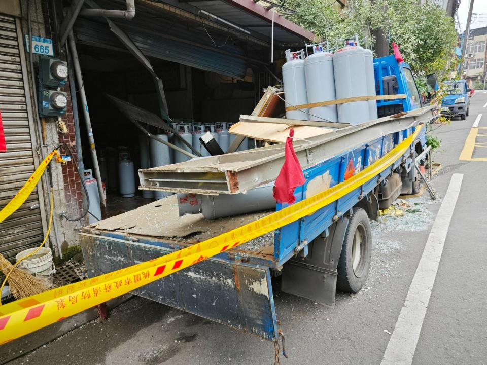 氣爆現場鋁門遭炸飛，門框飛到屋外。讀者提供