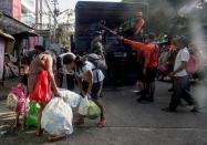 <p>FRM07. CAMALIG (FILIPINAS), 21/01/2018.- Residentes de Camalig son evacuados después de que el volcán Mayon expulsara una gran nube de ceniza con la amenaza de una erupción mayor en las próximos horas o días, en la provincia de Albay (Filipinas), hoy 22 de enero de 2018. La columna de ceniza y humo, de unos 10 kilómetros, es visible desde las áreas que circundan el volcán, ubicado unos 250 kilómetros al sureste de Manila. EFE/ Linus Escandor Ii </p>