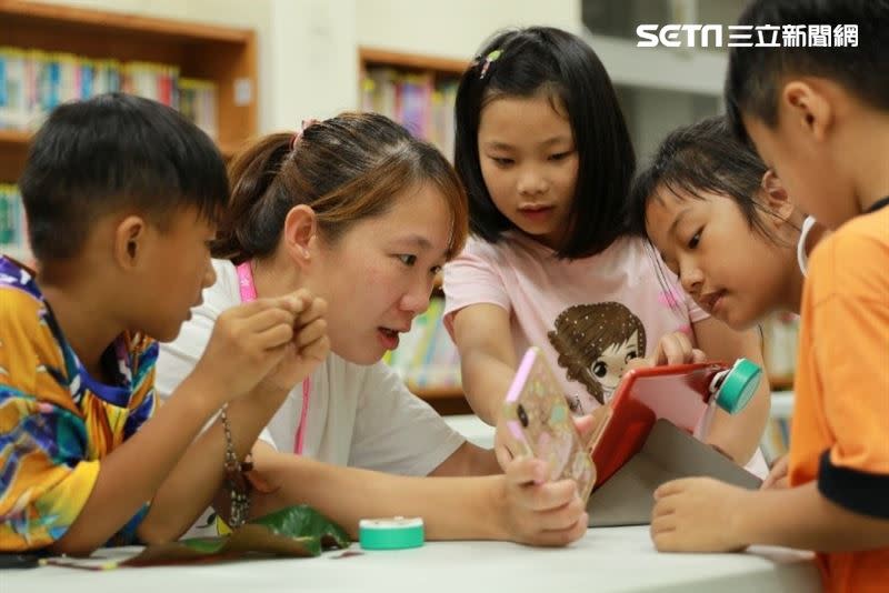 駱奕帆以艱澀難懂的科學，改寫偏鄉學生的人生腳本。（圖／教育部提供）