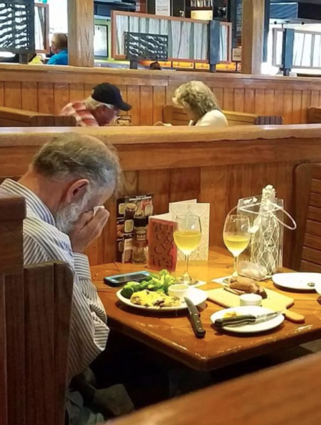 Este hombre tuvo la cena más triste. Foto: Facebook.com/Chasidy.Dawn