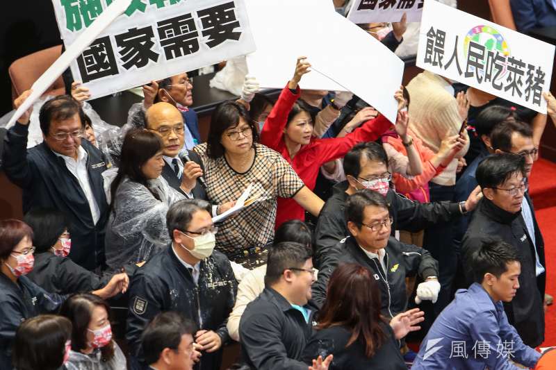 20201127-行政院長蘇貞昌27日至立院進行施政報告，遭國民黨委員潑豬內臟杯葛。（顏麟宇攝）