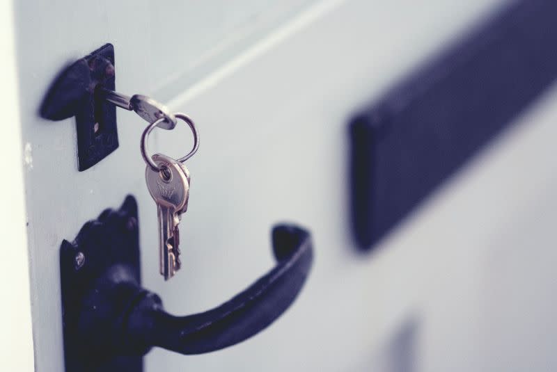 ▲在日常生活中，大部分人都曾有忘記帶鑰匙被反鎖在家門外的經驗。（示意圖，與文章中內容無關／取自unsplash）