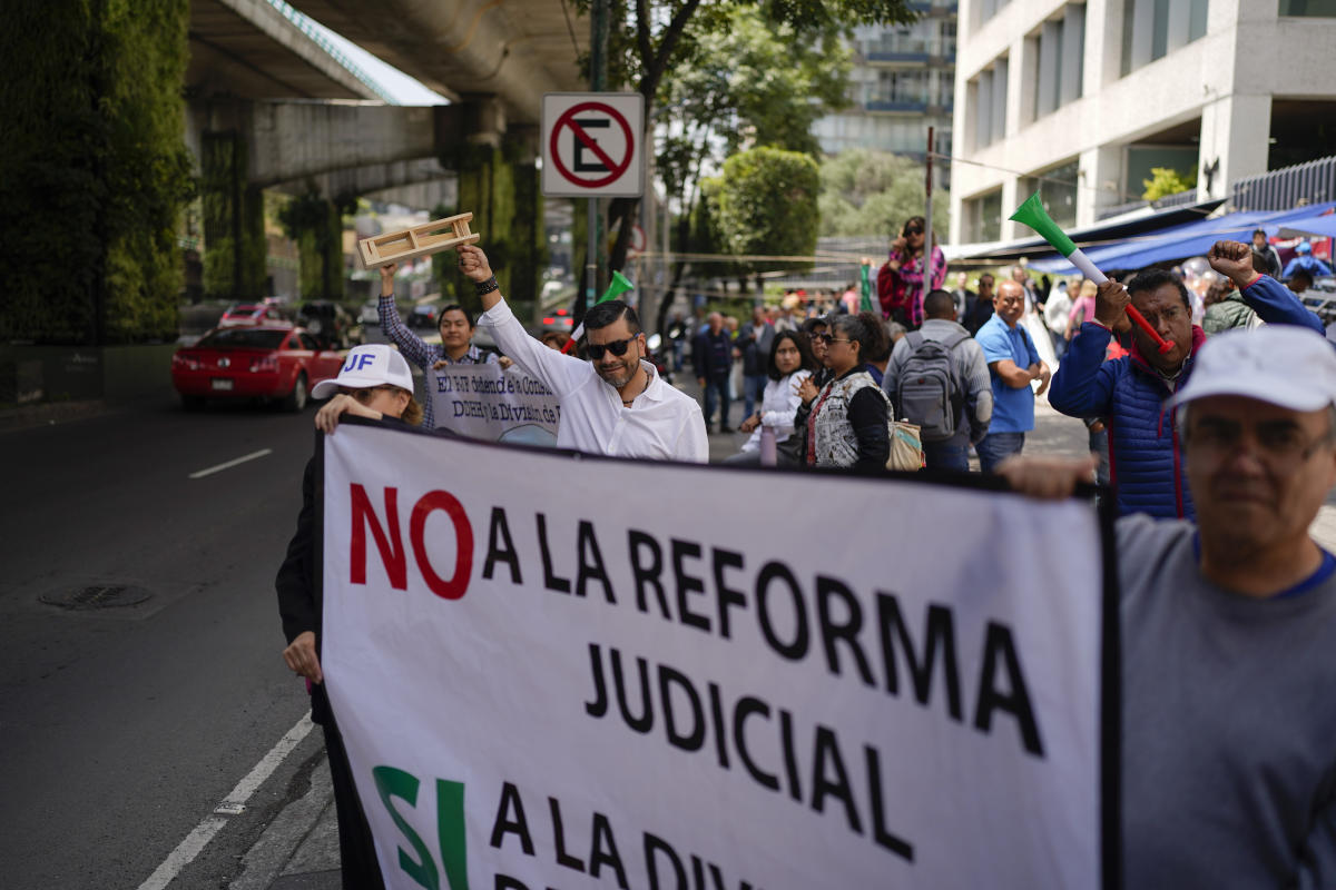 Pressure mounts against judicial overhaul in Mexico amid market concerns and striking judges