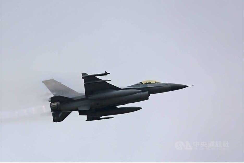 空軍今天說，評估12月初可完成特檢、F-16可全面恢復戰備。（中央社檔案照片）