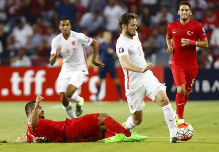 Turkey's Arda Turan (L) fights for the ball with Daley Blind of the Netherlands during their Euro 2016 Group A qualifying soccer match in Konya, Turkey, September 6, 2015. REUTERS/Umit Bektas