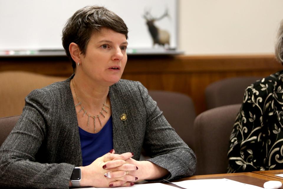 La senadora Elizabeth Steiner Hayward habla durante una reunión con los líderes demócratas del Senado en el Capitolio del Estado de Oregón en Salem el primer día de la sesión legislativa de 2019, el martes 22 de enero de 2019.
