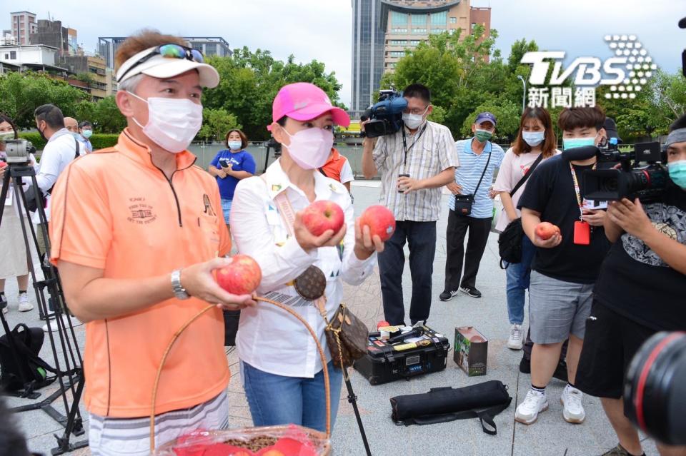 孫鵬、狄鶯發送蘋果祝福大家「平安」。（圖／許方正攝）