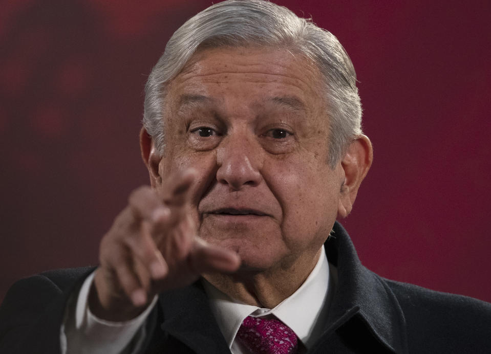 El presidente de México Andrés Manuel López Obrador da su conferencia de prensa matutina programada regularmente conocida como "La Mañanera" en el Palacio Nacional de la Ciudad de México, el viernes 18 de diciembre de 2020. (AP Foto/Marco Ugarte)