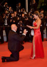 Lors de la montée des marches du dernier film d’Abdellatif Kechiche, un invité s’est agenouillé sur le red carpet pour faire sa demande en mariage. Toute de soie rouge vêtue, sa compagne a semblé très émue... de découvrir la bague ! #gênant.