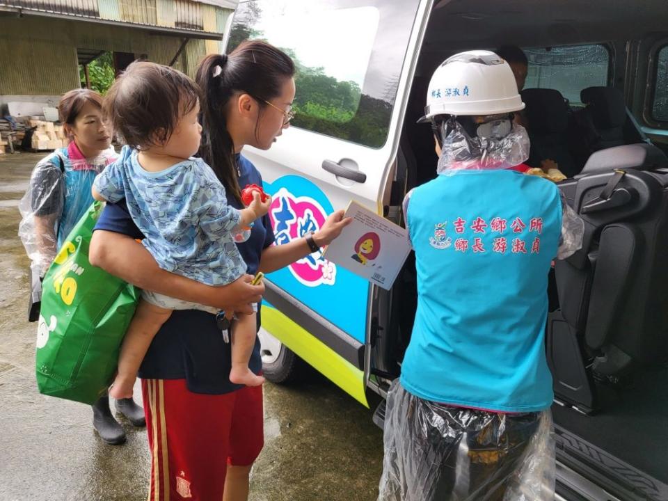 各鄉鎮市公所陸續完成預警性撤離民眾。(吉安鄉公所提供)