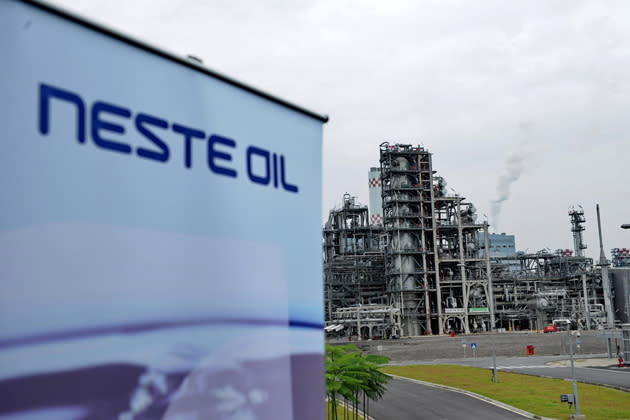 <b>Publikumspreis 2011: Neste Oil</b><br><br>Das finnische Mineralölunternehmen Neste Oil ist einer der größten Hersteller von Diesel aus Palmöl. Diese werden unter dem irreführenden Namen "Neste Green Diesel" (dt. Grüner Diesel) verkauft – auf Kosten der Umwelt. Die wachsende Nachfrage von Palmöl beschleunigt die Zerstörung des tropischen Regenwalds in Indonesien und Malaysia und verdrängt die lokale Bevölkerung von ihren angestammten Wohnorten, erklärte Public Eye on Davos. (Bild: AFP)