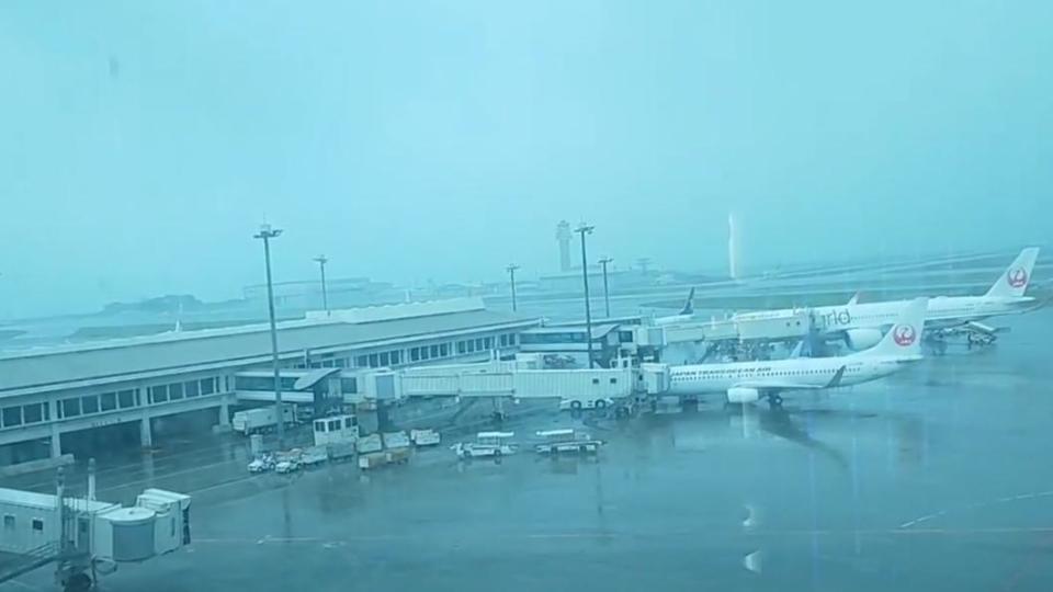 那霸機場8月4日曾短暫恢復班機起降，但有些旅客根本訂不到航班，只能繼續被迫延期。（圖／翻攝自@akaneiro03推特）
