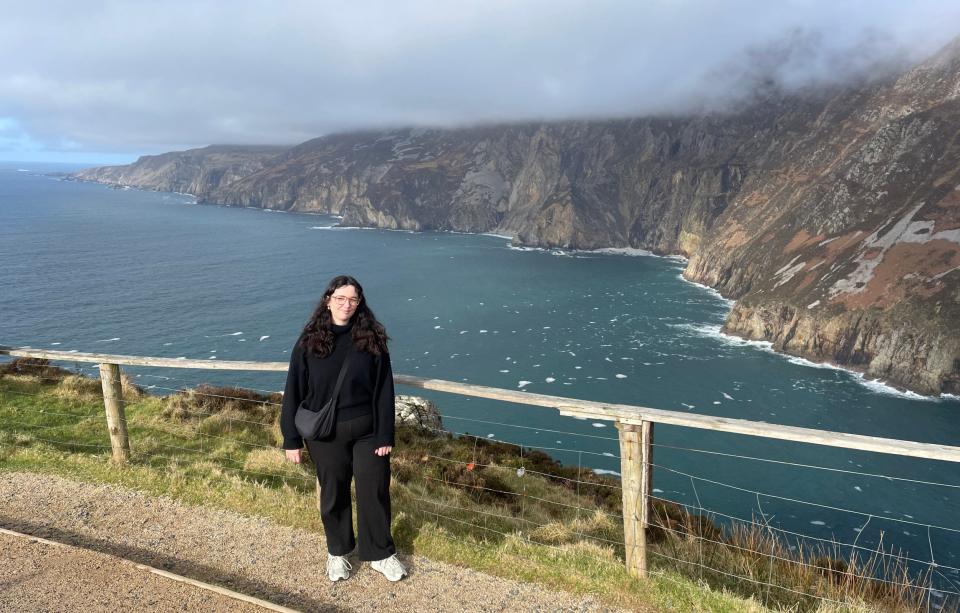 Η συγγραφέας Sophie στους βράχους Sliabh Liag