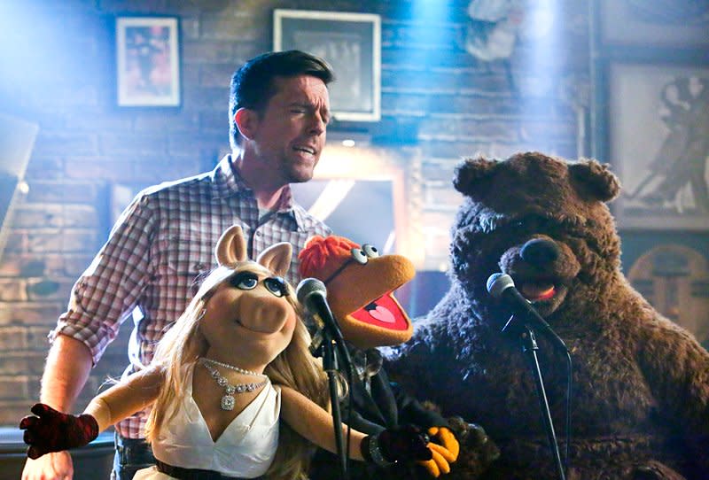 First look: Ed Helms sings karaoke with The Muppets