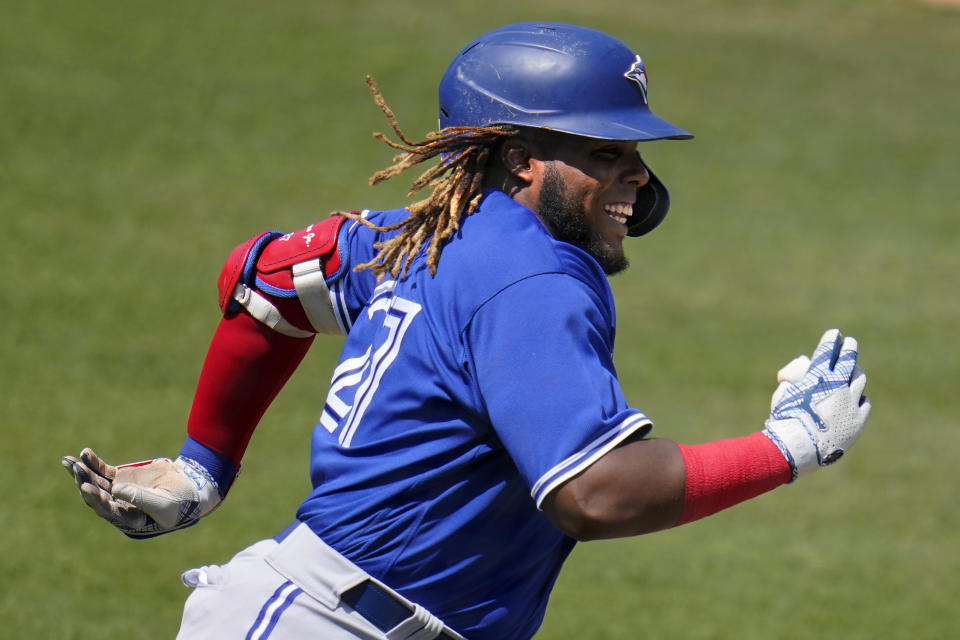 Vladimir Guerrero Jr. de los Azulejos de Toronto corre hacia primera base tras batear un doble en un juego de pretemporada, el martes 16 de marzo de 2021. (AP Foto/Gene J. Puskar)