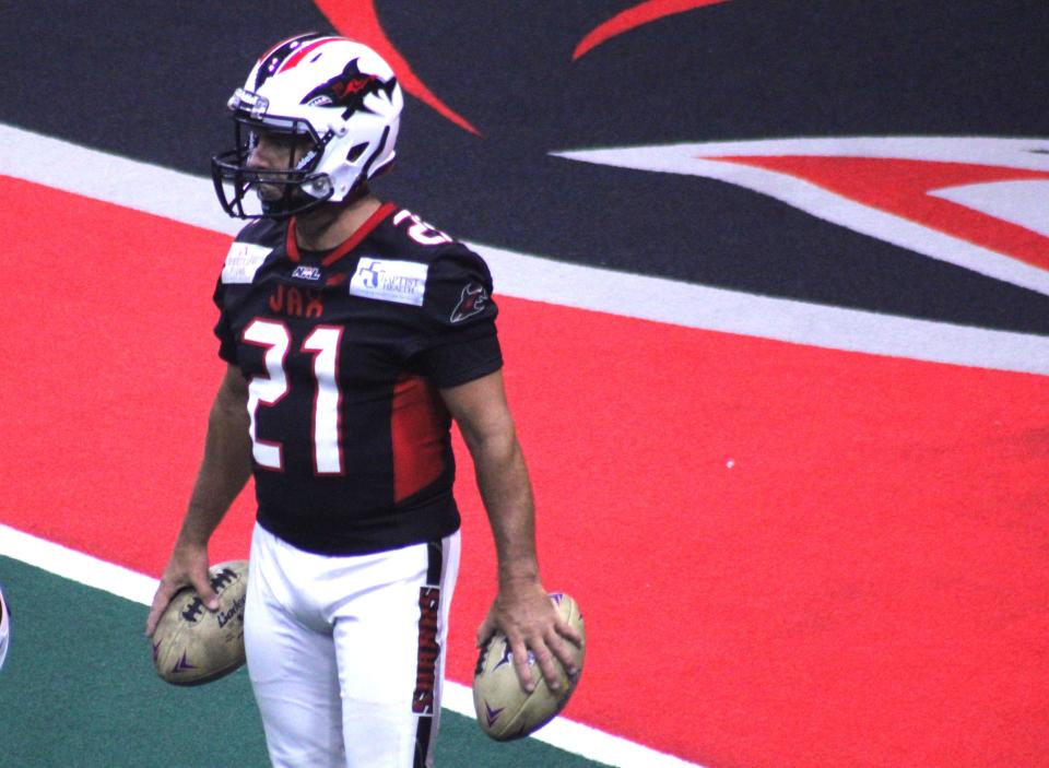 Mike Hollis, pateador de los Sharks de acksonville, durante los calentamientos antes del partido del viernes.