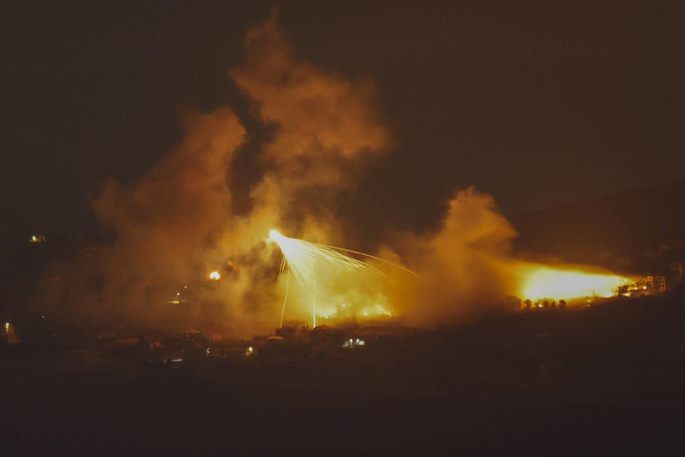 Parallèlement à leur incursion militaire dans le sud du Liban, les soldats israéliens ont poursuivi leurs bombardements à la frontière. 