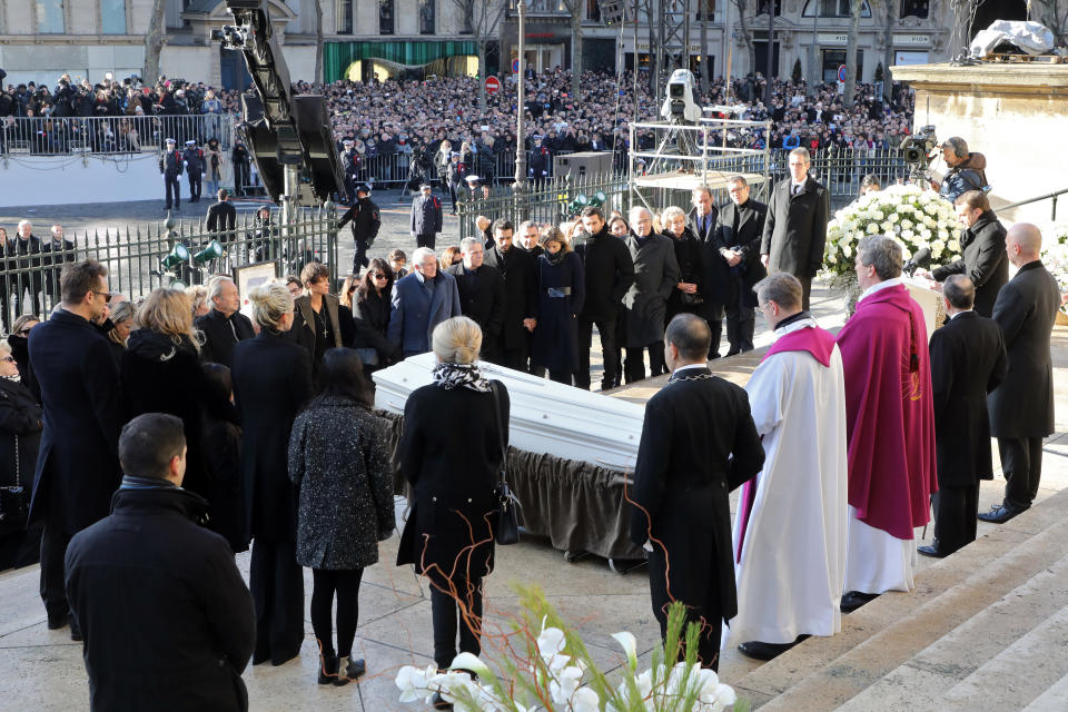 Le cercueil trône devant l’église de La Madeleine