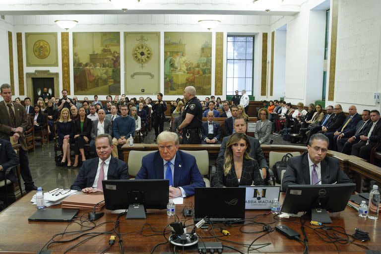 Flanqueado por sus abogados Chris Kise, izquierda, Alina Habba, segunda por la derecha, y Robert Clifford, el expresidente Donald Trump, segundo por la izquierda, espera para subir al estrado de los testigos en el Tribunal Supremo de Nueva York, el lunes 6 de noviembre de 2023, en Nueva York. (AP Photo/Eduardo Munoz Alvarez)