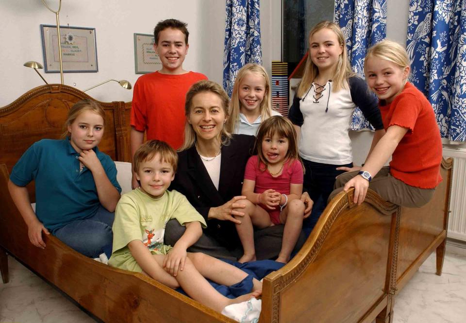 Ursula von der Leyen with her seven children in 2003.<span class="copyright">P. Piel—Ullstein Bild/Getty Images</span>