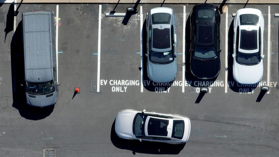 several major automakers pledge to expand electric vehicle charging network throughout us