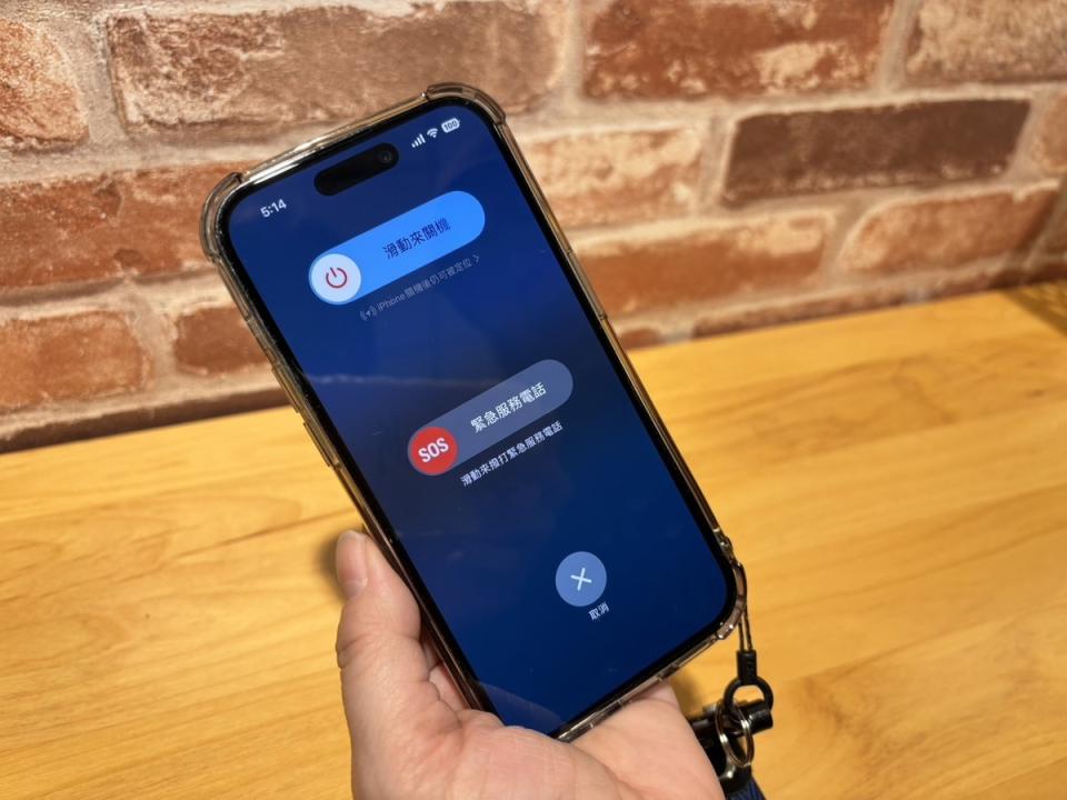 iPhone「SOS緊急服務電話」畫面。   圖：馬華鄖／攝
