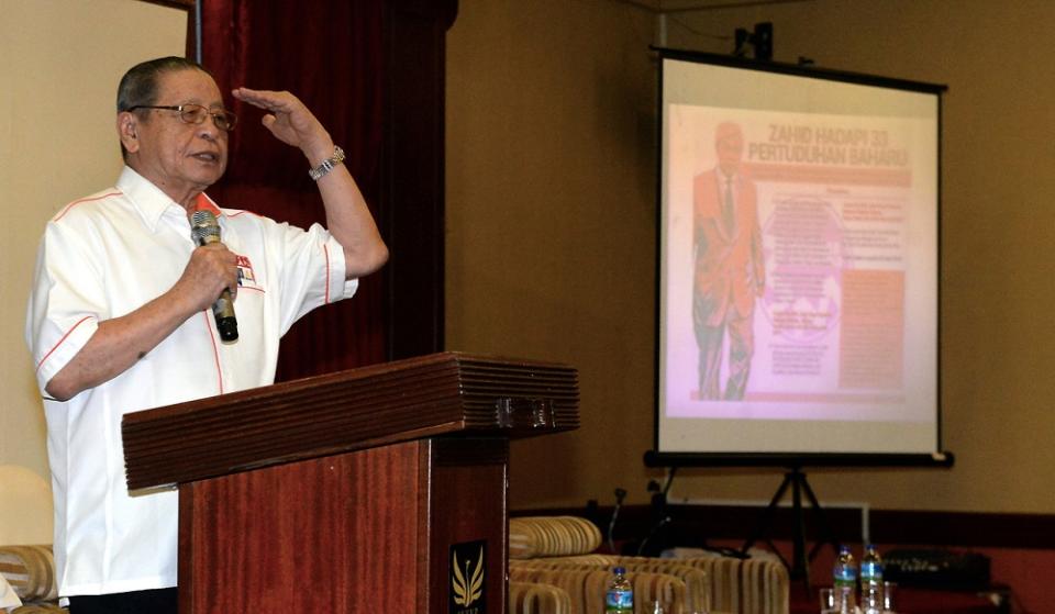 DAP’s Lim Kit Siang delivers a speech during a ceramah session in Pontian November 8, 2019. — Bernama pic