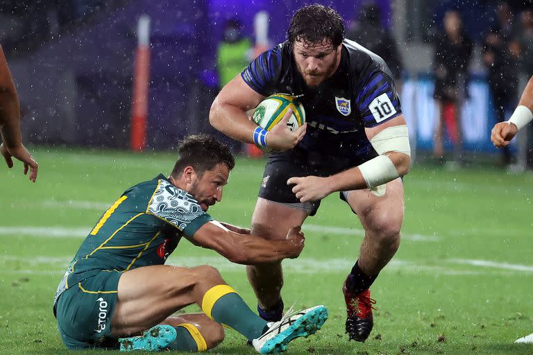 Julian Montoya es tackleado por Jake Gordon durante el partido que disputan Los Pumas vs. los Wallabies en Sidney, Australia.