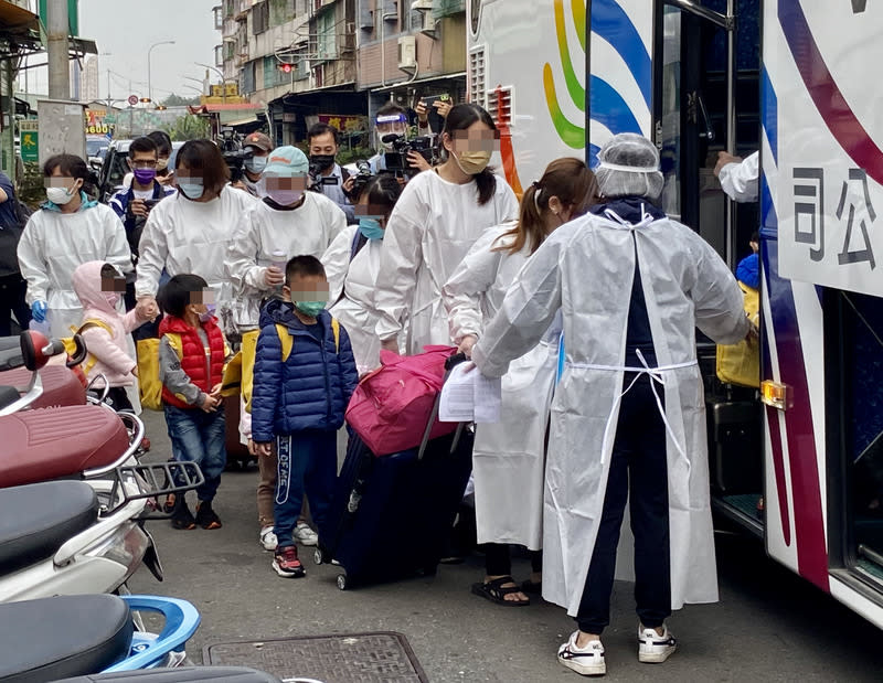 高雄市今新增1家3口確診新冠肺炎，個案與桃機案無關，感染源不明。目前共匡列362人採檢、幼兒園77人快篩陰性。（中央社）