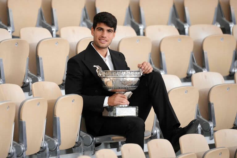 Carlos Alcaraz posa con la Copa de los Mosqueteros en el complejo de Roland Garros, el lunes siguiente a su consagración en París