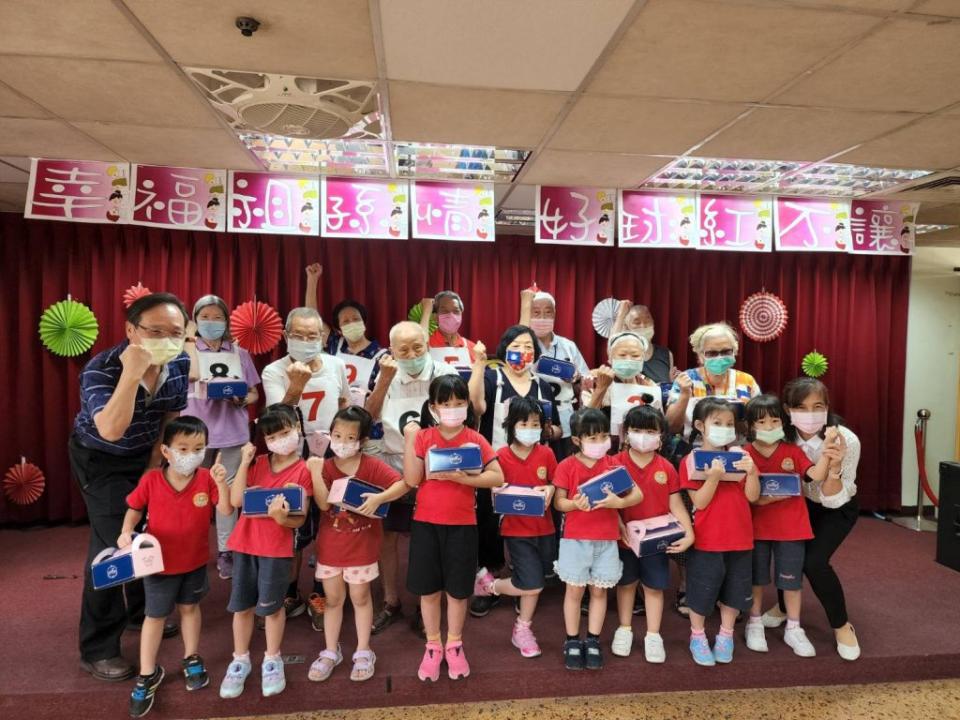 八德榮家幸福祖孫情 ，幼兒園與80歲以上榮家長輩共享天倫樂。(記者彭新茹攝)