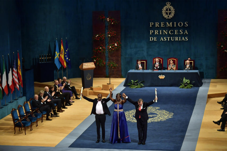 Álvaro Rengifo Abbad, a la derecha, Nice Nailantei Leng y Githinji Gitahi reaccionan tras recibir el Premio Princesa de Asturias de manos del rey Felipe VI en una ceremonia en Oviedo, en el norte de España, el viernes 19 de octubre del 2018. (AP Foto/Alvaro Barrientos)