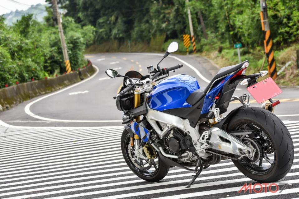 Tuono V4 1100 RR增加排氣量讓動力曲線更寬廣。