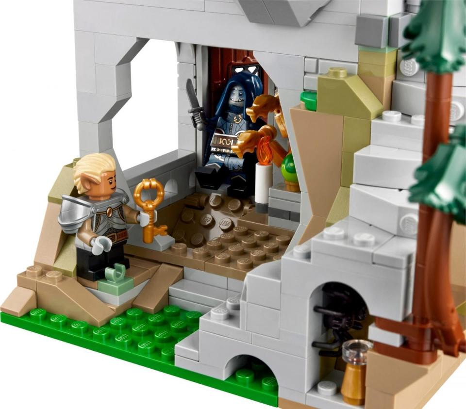 A close-up of two minifigs in the LEGO Dungeons u0026 Dragons set