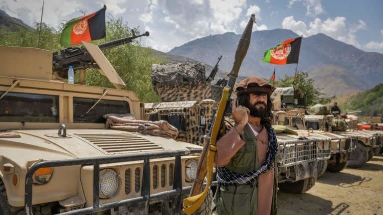 Armados y con carros militares, combatientes del valle de Panjshir defienden su territorio. Foto del 19 de agosto