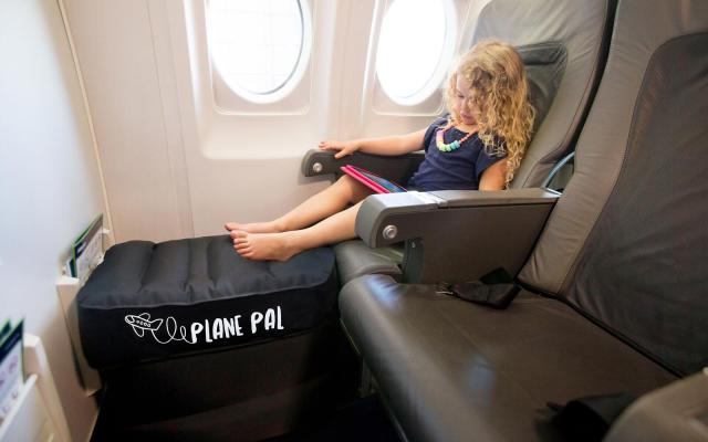 Mom Discovers a Clever Baby Travel Hack Using A Pet Bed and Inflatable  Pillow (Video)