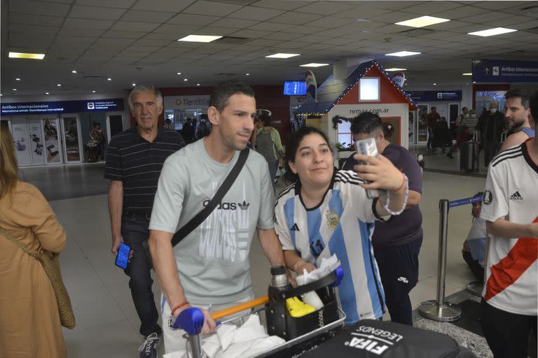 El exjugador Maxi Rodríguez se sacó fotos con todos los fans que esperaban desde temprano en Ezeiza