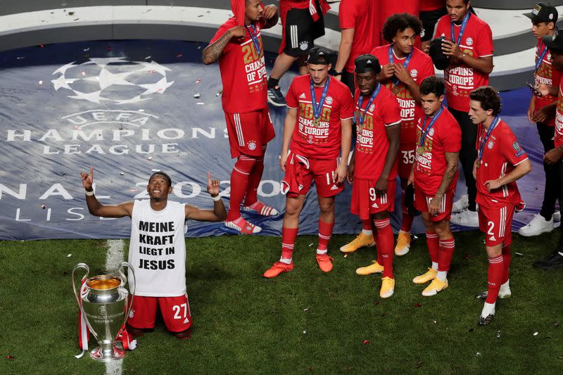 El jugador del Bayern Munich Davis Alaba celebra con sus compañeros la victoria en la final de la Liga de Campeones ante el Paris St Germain en el Estadio da Luz de Lisboa, Portugal.