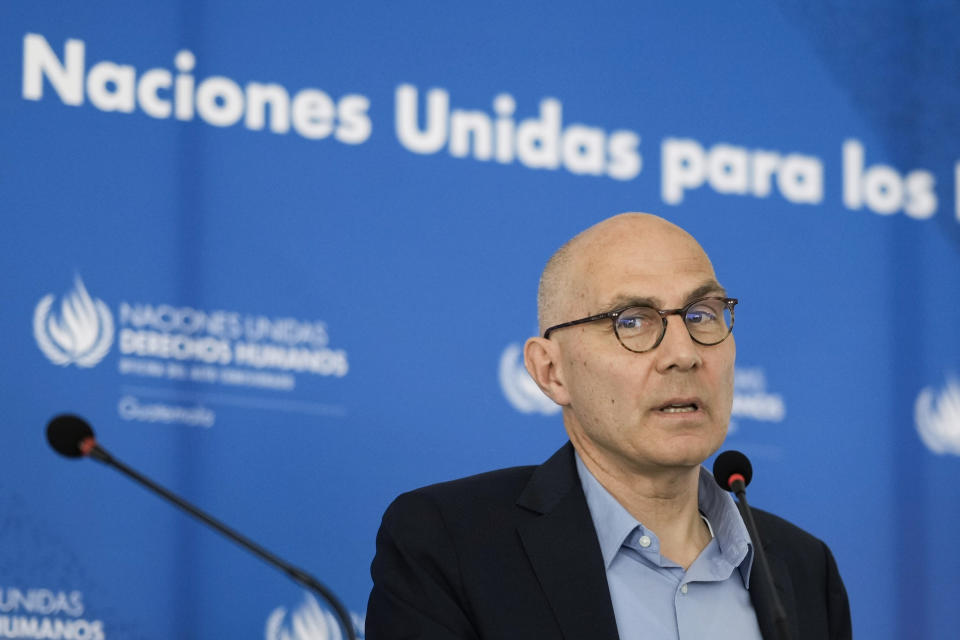 El Alto Comisionado de Naciones Unidas para los Derechos Humanos, interviene durante una conferencia de prensa en su último día de visita oficial a Ciudad de Guatemala, el viernes 19 de julio de 2024. (AP Foto/Moisés Castillo)