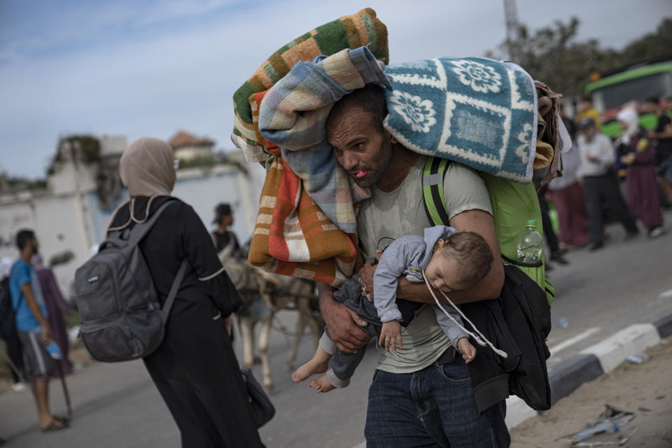 Palestinos huyen al sur de la Franja de Gaza por la carretera Salah al-Din, a la altura de Bureij, el 11 de noviembre de 2023. (AP Foto/Fatima Shbair)