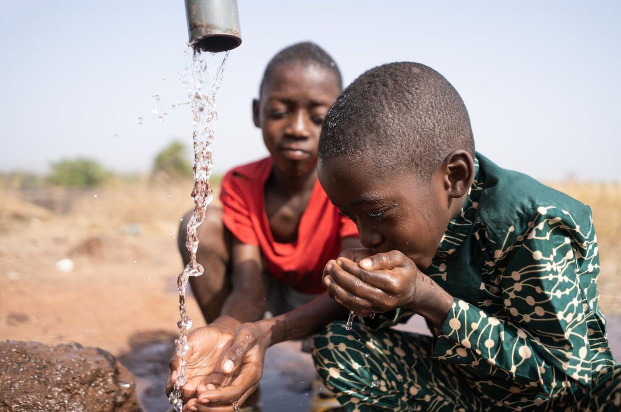 Los niños africanos de corta edad corren especial riesgo de sufrir los efectos del estrés térmico. <a href="https://www.shutterstock.com/es/image-photo/two-little-african-boys-refresh-themselves-2178613371" rel="nofollow noopener" target="_blank" data-ylk="slk:Riccardo Mayer / Shutterstock;elm:context_link;itc:0;sec:content-canvas" class="link ">Riccardo Mayer / Shutterstock</a>